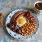 Irlantilainen aamiainen Toivon tapaan. Mukissa Irish Breakfast teetä, jota ostan Corkista, Irlannista. Barry's Tea