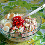 Omatekoista italiansalaattia. Riisinuudelia ja Hellmann's Real -majoneesia.