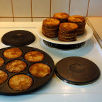 Hankin 7-sylinterisen lettupannun. Sillä on hauska paistella lettuja.