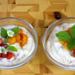 Lakkaherkkua kausimarjoilla koristeltuna. Kaikki koristeetkin voi syödä. Resepti löytyy toisaalta tällä sivustolla.