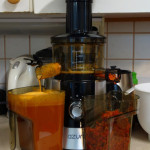 Kylmäpuristettua pihlajamarjamehua valmistumassa.