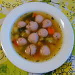 Siskonmakkarakeittoa Toivo tapaan. Syvyyttä makkarakeittoon antaa tilli. Makkarakeitto ilman tilliä on kuin pilvinen päivä.