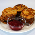 Itse paistettuja lettuja. Jotakin hilloa oheismateriaalina, vaikka tosi savolainen syö letut mieluummin jonkin suolaisen lisäkkeen kanssa.