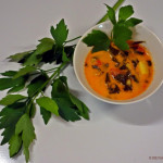 Lipstikkakeitto Toivon tapaan. Oma resepti. Kasvislientä,  lipstikkaa,  perunaa, porkkanaa, tomaattia kuutioina,  tomaattisosetta,  kuohukermaa.