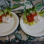 Tavanomainen arkinen salaattiannos päivällislautasella.