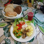 Tyypillinen arkinen päivällislautanen. Karjalanpaistia ja kasvikset.