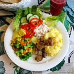 Tyypillinen arkinen päivällislautanen. Karjalanpaistia ja kasvikset.