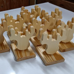 Servettitelineitä. Materiaali kotimainen havupuu, pintakäsittelynä kuumavahaus mehiläisvahalla.