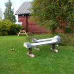 Pölkkypenkit. Materiaali haapaa. Malli on itse suunnittelemani. Jalat on kiinnitetty istuinosaan rampamuttereilla.