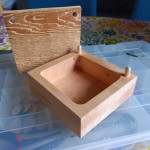 Artesaani-korurasia. Malli omani. Tehty yhdestä puusta jyrsimellä, huomaa erityisen tiheäsyinen puuaines.