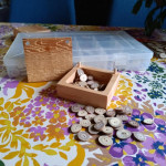 Nappirasia. Materiaalina valikoitu suomalainen, tiukkasyinen puu. Malli, suunnittelu ja toteutus Toivo Miettinen.