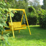 Tässä eräs monista rakentamistani keinuista, Keltainen keinu.