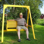 "Vierii päivänsä hiljalleen, iltaan aamunsa taipuu. Kulkee hetkinen toiseen hetkeen, menneisyyteen vaipuu. Jokaisen veljensä hän toivoisi ymmärtävän: Vain tahto rauhan, rakkauden on turva ainut ihmisen."