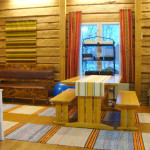 Toivon pirtti. Pöytäkaluston rakensin 1986 Virkamieslakon aikana. Pirtin päätyikkunasta avautuu näkymä omalle järvellemme ja siitä näkyy myös rakas savusaunamme.