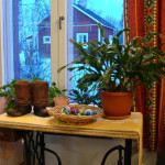 Itään avautuu näkymä naapurin punaiseen mökkiin.