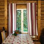 Pirtin ikkunasta näemme kellarin päällisen, oman kasvimaan ja kauempana savusaunamme. Pilkahtaa sieltä ajoittain järvemmekin, Panumanjärvi.