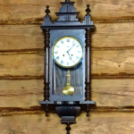 Aito Valmet seinäkello 1970-luvulta.