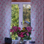 Savusaunamme sijaitsee aivan järven partaalla, saunakin näkyy pirtin ikkunasta.