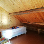 Yläkerrassa on mielenkiiintoisia varastosoppia. Tila ei ole majoituskäytössä, mutta seikkailumielinen yöpyjä nukkuisi varmaan täälläkin.