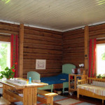 Pirtin nurkkaus. Kuvassa Viheliäinen -nimellä kulkenut perinnekaluste, päästä vedettävä puusänky.