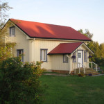 Rantapanuma. Kotimme vuodesta 1992. Koko tila oli melko rappiolla ostaessamme sen, mutta aloimme välittömästi kunnostelemaan sitä asuttavaan kuntoon. Nyt se on tarjonnut meille suojaa säätä ja villipetoja vastaan jo neljättäkymmentä vuotta, mutta rmontoitavaa riittää aina vaan...